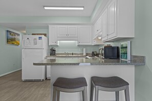 ثلاجة، ميكروويف، فرن، موقد طهي مسطح