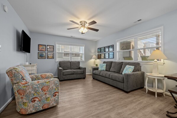 Living room - Oceanside/Pet Friendly Condo-Boardwalk Shores D (Atlantic Beach)