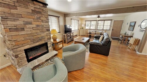 Ski View 1 Bella Vista - In Town - On Main Street - End Unit - WiFi - Cable - El