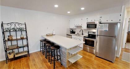 Ski View 1 Bella Vista - In Town - On Main Street - End Unit - WiFi - Cable - El