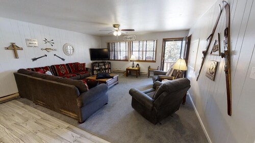 Ski View 6 - In town - On Main Street - End Unit - WiFi - Private Balcony -  Trai Reviews, Deals & Photos 2023 - Expedia