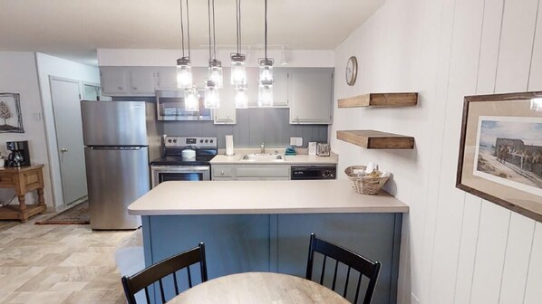 Réfrigérateur, four à micro-ondes, un four, surface de cuisson