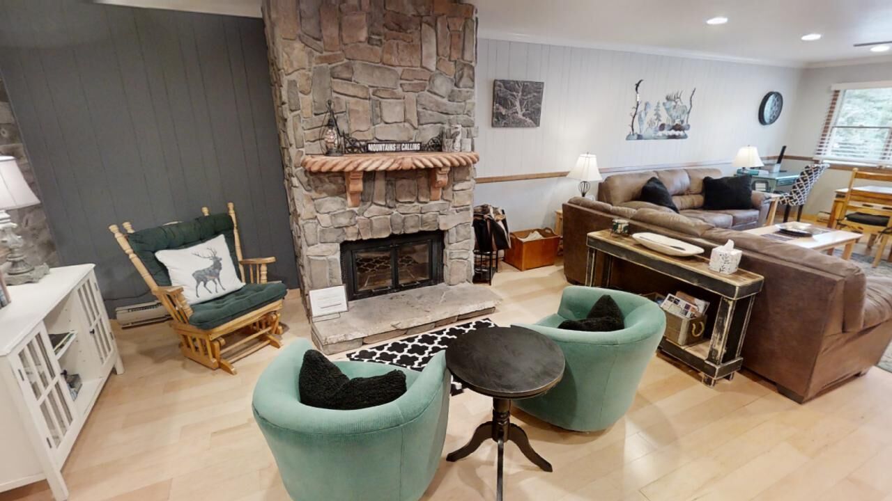 Una televisión de pantalla plana, una chimenea