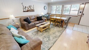 Flat-screen TV, fireplace - Ski View 11 -In Town - On Main Street - End Unit - WiFi - Cable -Xbox 360 - Wood (Red River)
