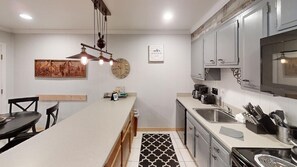 Full-sized fridge, microwave, oven, stovetop - Ski View 11 -In Town - On Main Street - End Unit - WiFi - Cable -Xbox 360 - Wood (Red River)