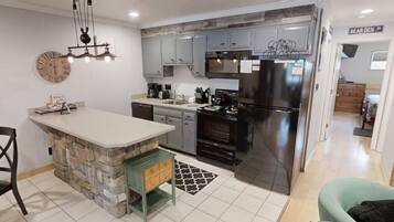 Full-size fridge, microwave, oven, stovetop