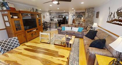 Ski View 11 -In Town - On Main Street - End Unit - WiFi - Cable -Xbox 360 - Wood