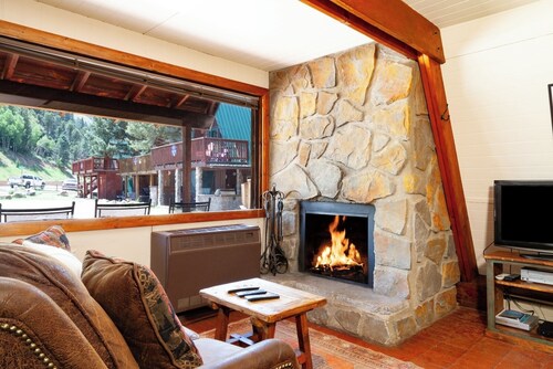 CJ A-Frame 2 - In Town - Ski In/Ski Out - On The River - Free WiFi