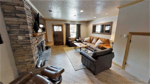 TV, fireplace, DVD player - CJ Townhouse 3 - On the River - In Town - Across from the Fishing Ponds - Wood B (Red River)