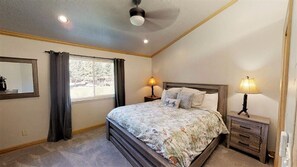 2 bedrooms, free WiFi, bed sheets - CJ Townhouse 3 - On the River - In Town - Across from the Fishing Ponds - Wood B (Red River)