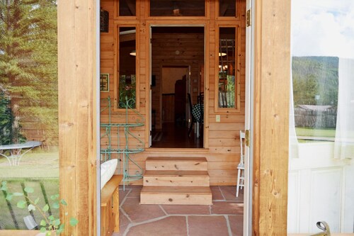Bear Hugs - SECLUSION - Cozy Cottage - Free WiFi - Rustic Decor - Country Style