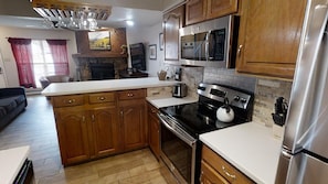 Fridge, microwave, oven, stovetop - Grandview 4 - In Town - Beautifully Furnished - Free WiFi - Cable - Washer/Dryer (Red River)