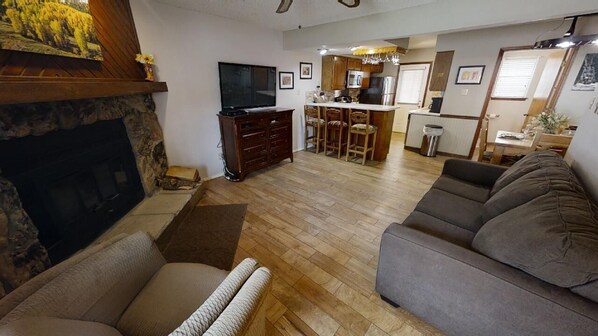 Fernseher, Kamin, DVD-Player