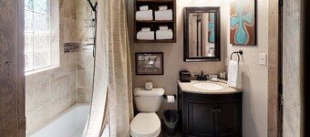 Knotty & Nice - In Town - Pet Friendly! - Gas Fireplace - Washer/Dryer - Gas Gri