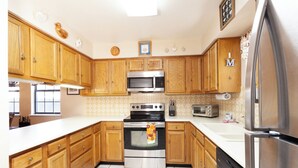 Coffee/tea maker, fridge, microwave, oven - By the River - In Town - On The River - Backyard Fishing Spot - Free WiFi - Cabl (Red River)