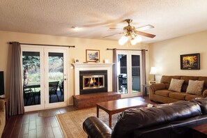 Télévision, cheminée, lecteur de DVD