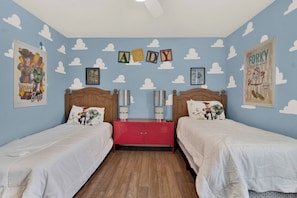 4 chambres, coffres-forts dans les chambres, bureau