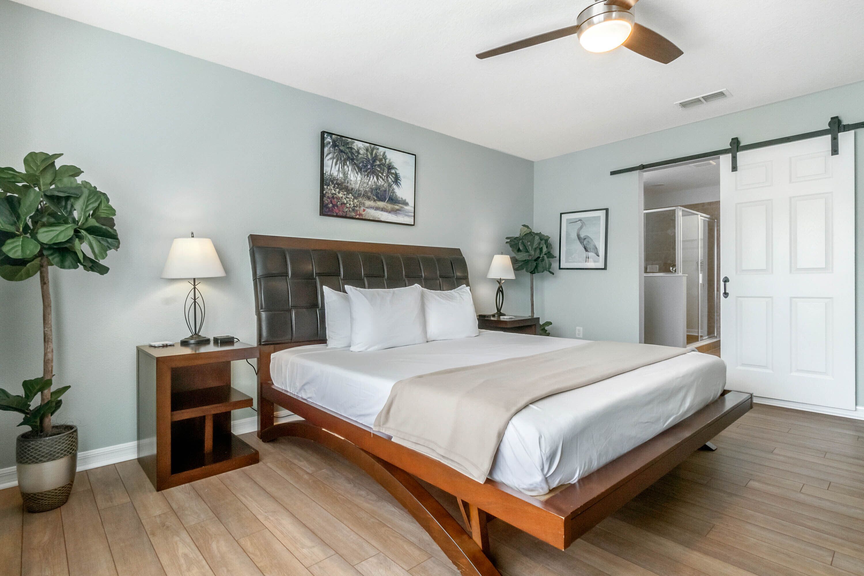 4 室のベッドルーム、セーフティボックス (室内)、デスク、アイロン / アイロン台