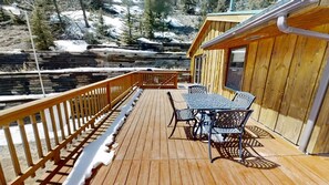 Outdoor dining - Hillside Haven - Upper Valley - Pet Friendly - WiFi - Wood Burning Stove - Large (Red River)