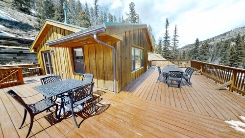 Hillside Haven - Upper Valley - Pet Friendly - WiFi - Wood Burning Stove - Large