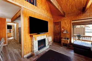 Televisión y chimenea 