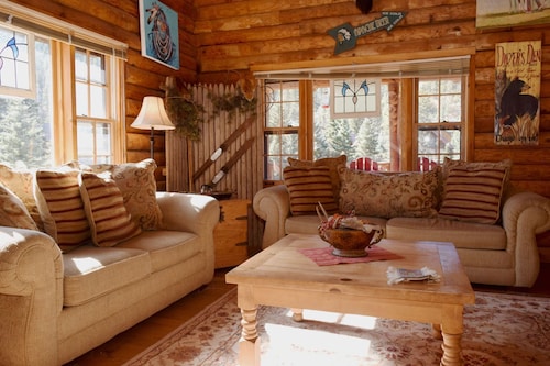 Dwyer's Den - Upper Valley - Rustic Interior and Decor - Near The River - Satell