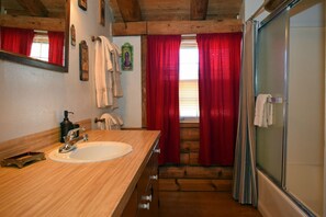 Towels - Dwyer's Den - Upper Valley - Rustic Interior and Decor - Near The River - Satell (Red River)
