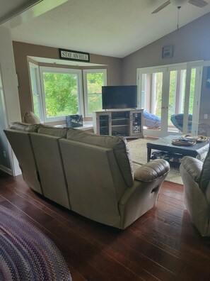 Televisie, een open haard, een dvd-speler en tafelvoetbal