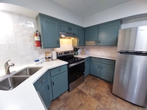 Fridge, microwave, oven, stovetop - Valley Condo 101 - Creekside - End Unit - Wi-Fi - Hot Tub - Fireplace - Washer/D (Red River)