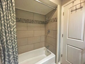 Hair dryer, towels - Valley Condo 104 - Creekside - Wi-Fi - Hot Tub - Fireplace - Washer/Dryer - Pet (Red River)