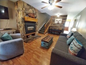 TV, fireplace, DVD player - Valley Condo 104 - Creekside - Wi-Fi - Hot Tub - Fireplace - Washer/Dryer - Pet (Red River)