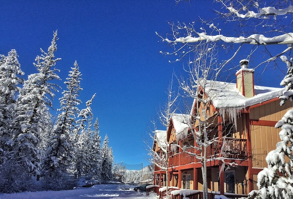 Exterior - Valley Condo 104 - Creekside - Wi-Fi - Hot Tub - Fireplace - Washer/Dryer - Pet (Red River)