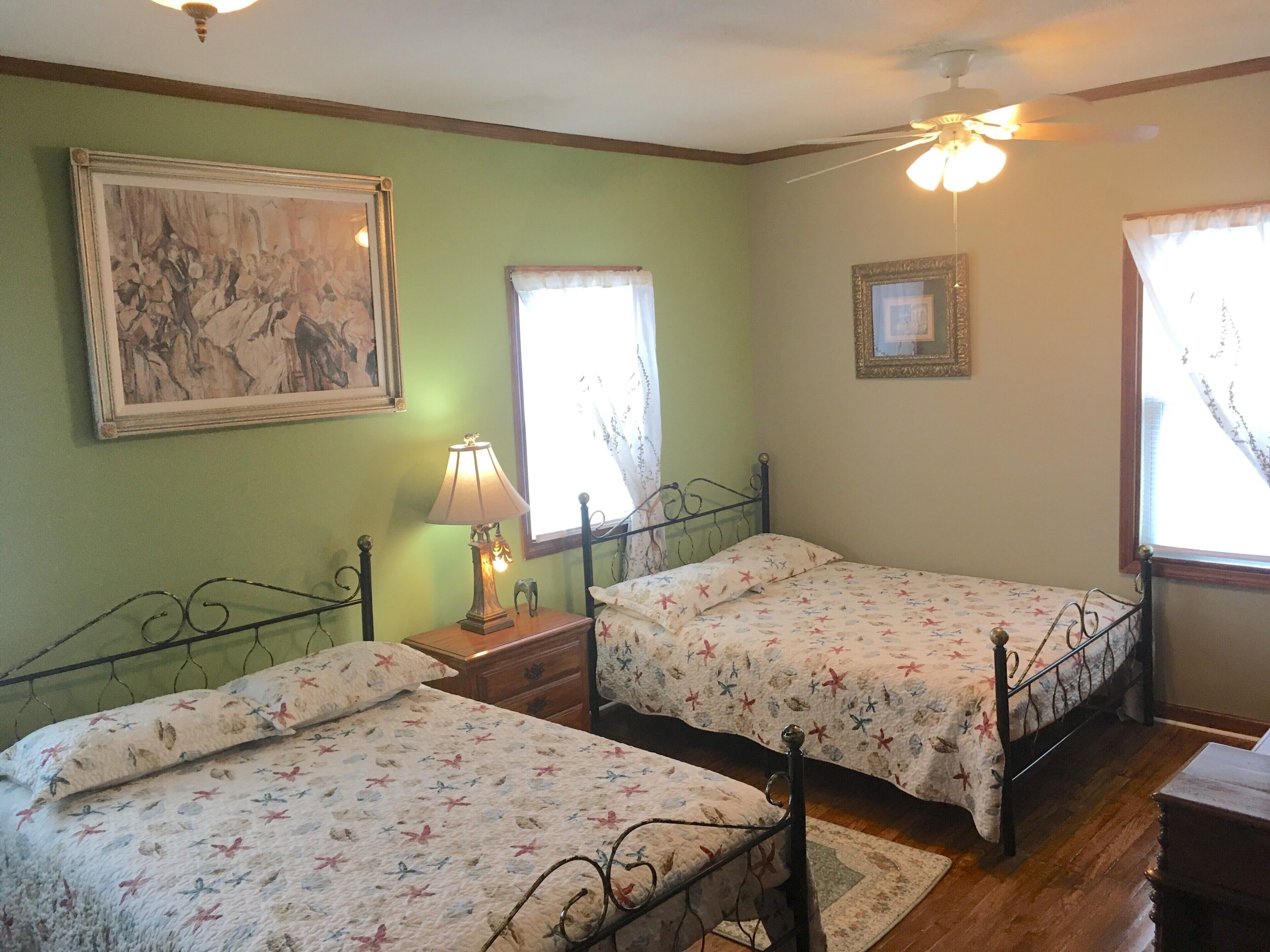 2 habitaciones, escritorio, tabla de planchar con plancha y wifi gratis 