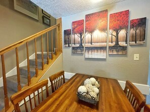 Dining - Valley Condo 106 - Creekside - Wi-Fi - Hot Tub - Fireplace - Washer/Dryer - Play (Red River)