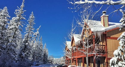 Valley Condo 110 - Creekside - Wi-Fi - Hot Tub - Fireplace - Washer/Dryer - Play