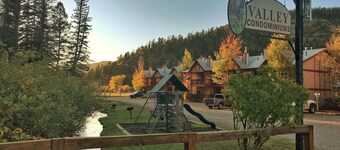 Valley Condo 110 - Creekside - Wi-Fi - Hot Tub - Fireplace - Washer/Dryer - Play