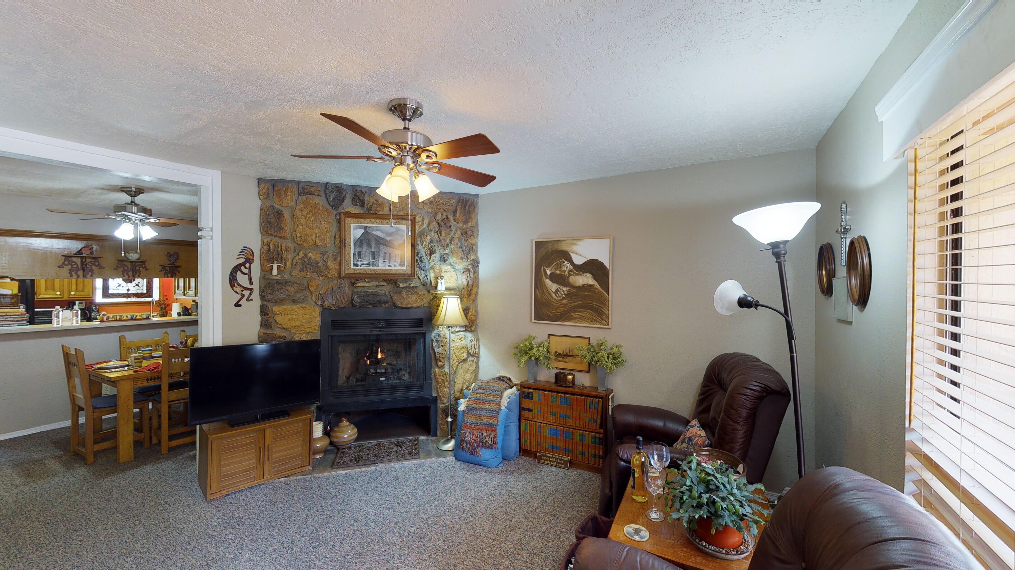 Valley Condo 118 - Creekside - Wi-Fi - Hot Tub - Fireplace - Washer/Dryer - Gril
