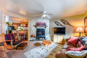 Een televisie, een open haard en een dvd-speler