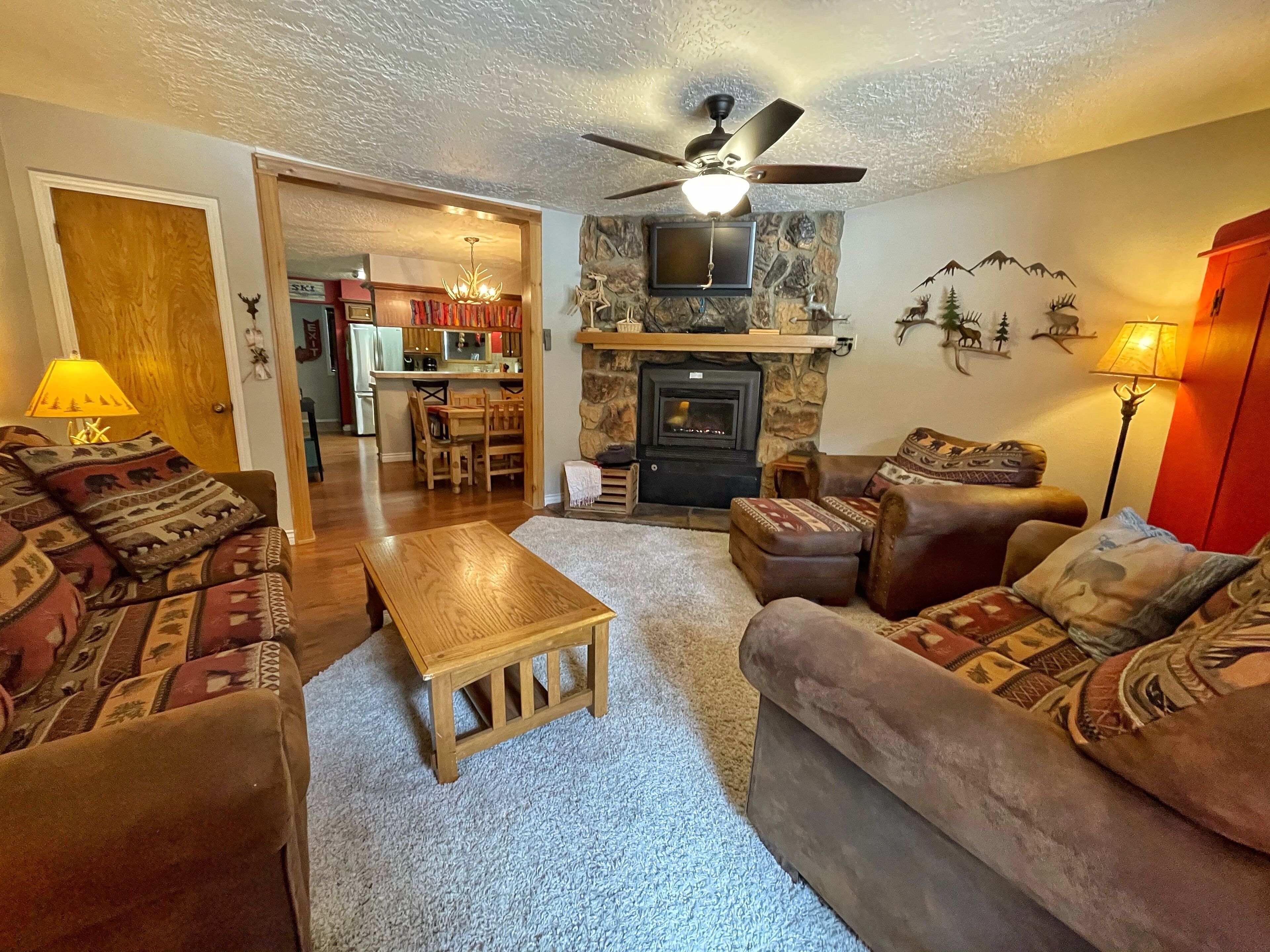 Valley Condo 120 - Creekside - Wi-Fi - Hot Tub - Fireplace - Washer/Dryer - Play