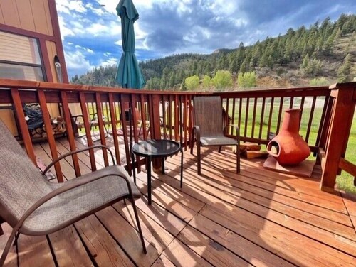 Valley Condo 120 - Creekside - Wi-Fi - Hot Tub - Fireplace - Washer/Dryer - Play