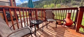 Valley Condo 120 - Creekside - Wi-Fi - Hot Tub - Fireplace - Washer/Dryer - Play