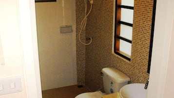 Family Beach Front | Baño | Ducha, secador de pelo, bidé y toallas