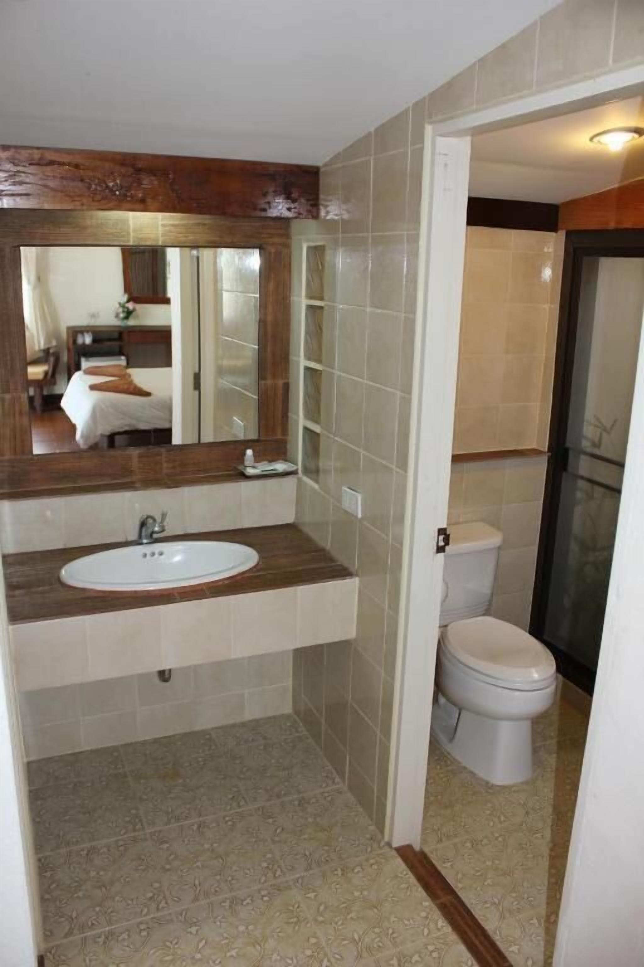 Rimlay | Bathroom | Shower, hair dryer, bidet, towels