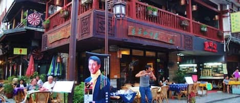 تناول الطعام بالخارج