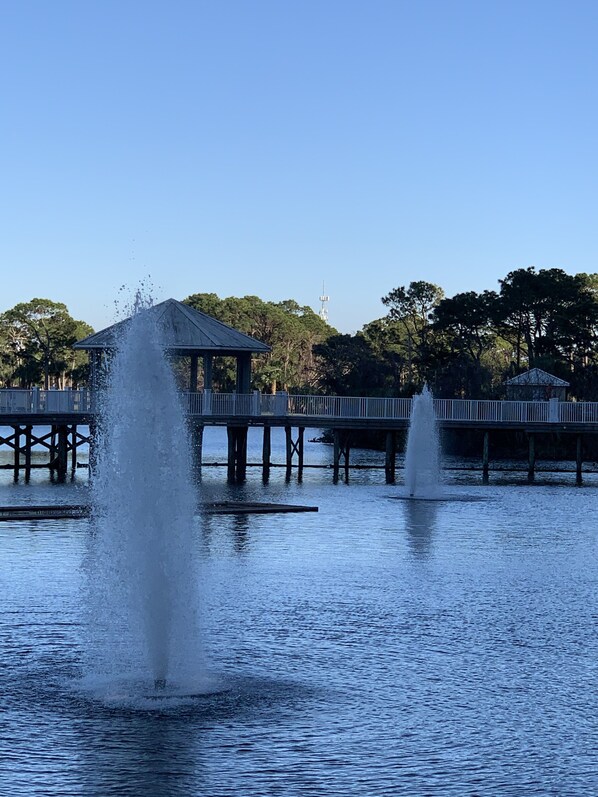 Una fuente de agua con un pabellón al fondo.