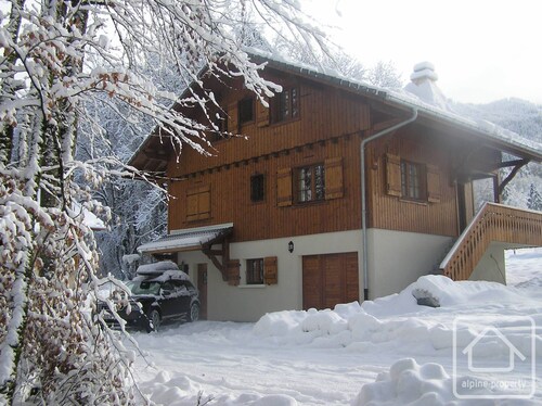 Beautiful chalet, large private garden, 5 minutes walk to ski lifts and lac bleu