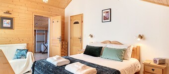 Beautiful chalet, large private garden, 5 minutes walk to ski lifts and lac bleu