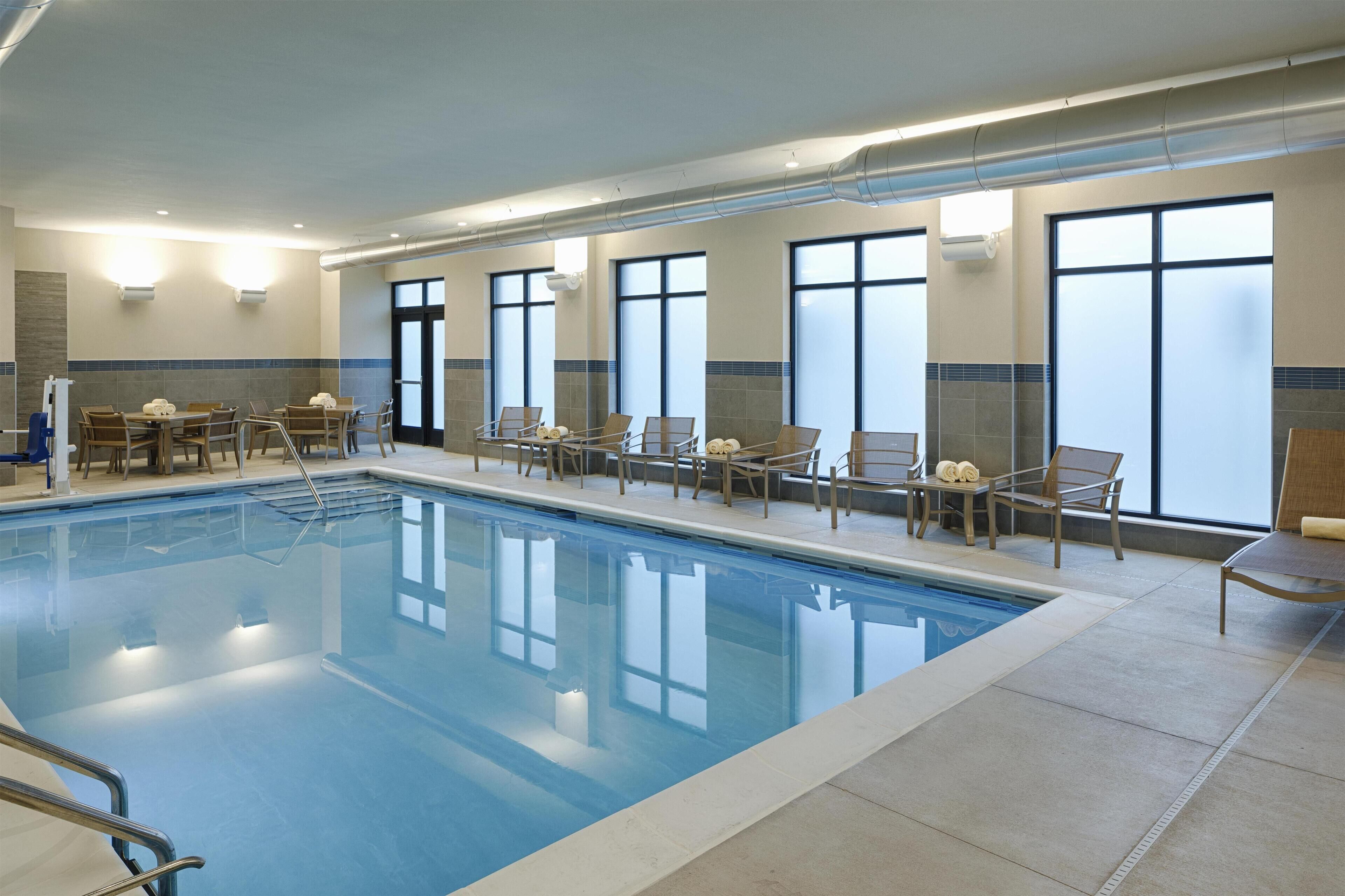 Indoor pool, sun loungers