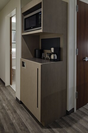 In-room safe, desk, laptop workspace, blackout drapes - Hyatt House Columbus OSU / Short North (Columbus)