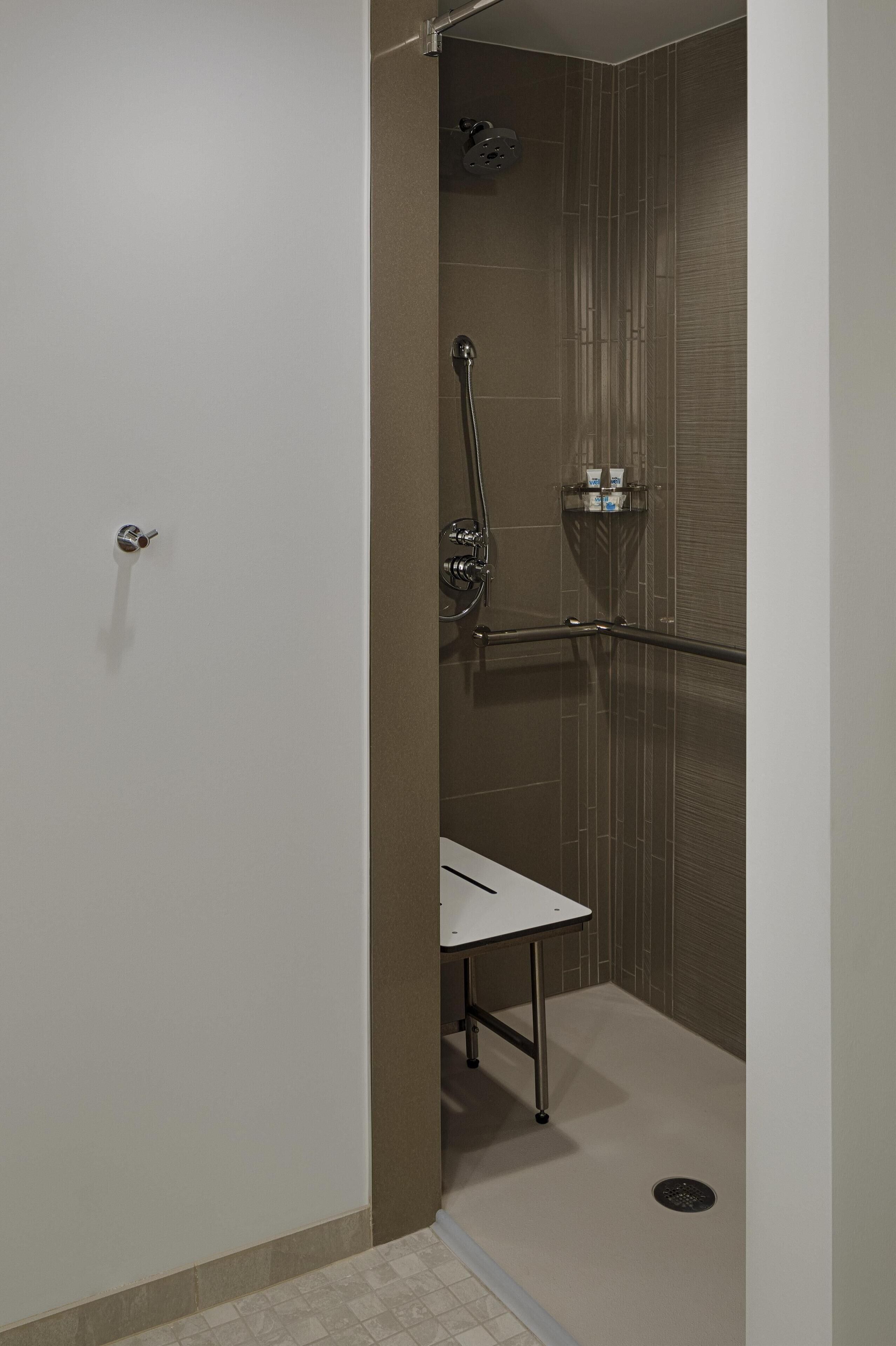 Une salle de bain avec une douche, des toilettes et un lavabo.